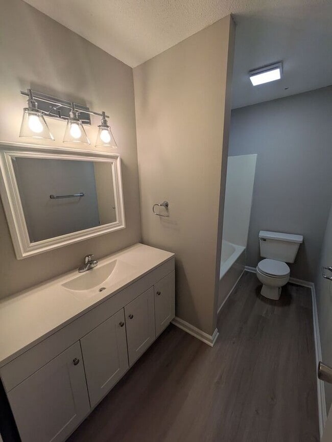 Building Photo - Renovated 2BD/1.5 Unit at Northowne Heights