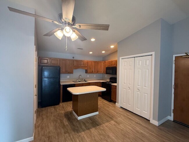 Building Photo - 142-156 Goldenrod
