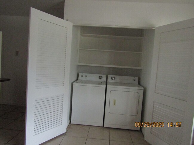 Building Photo - Very nice spacious home! No Carpet! Pet Fr...
