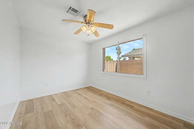 Building Photo - 2601 E Dahlia Dr