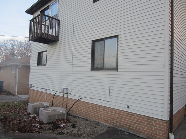 Building Photo - 2436 Grovewood Ave