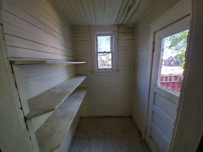 Building Photo - AVAILABLE NOW - Spread out in 3 level living!