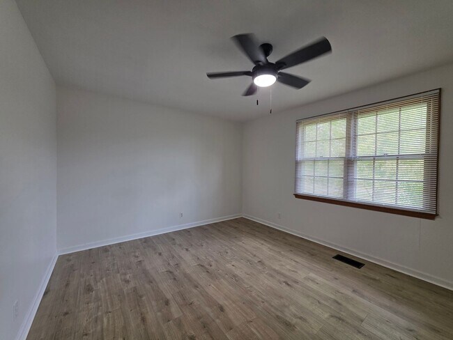Building Photo - FOR LEASE Charming All-Brick Home on 1 Acr...