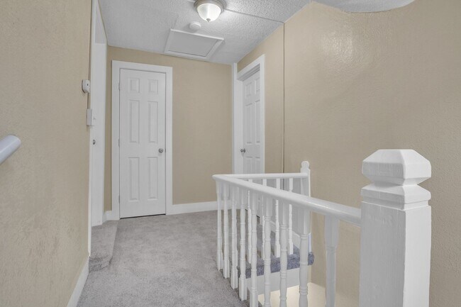 Building Photo - 912 W 13th St