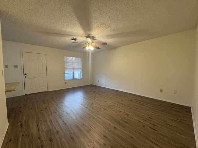 Building Photo - Move in Ready 2 bedroom 1 bath apartment -...