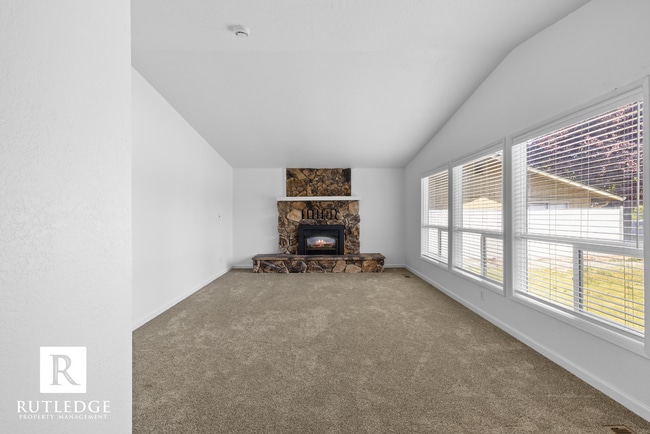 Building Photo - 4 Bedrooms - 2 1/2 Baths - South Medford Living