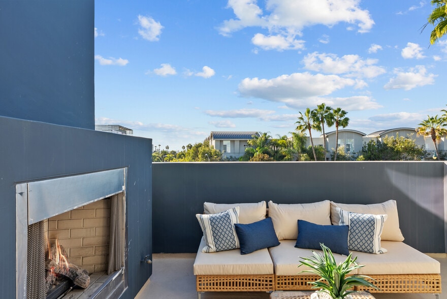 Building Photo - 5350 Playa Vista Dr