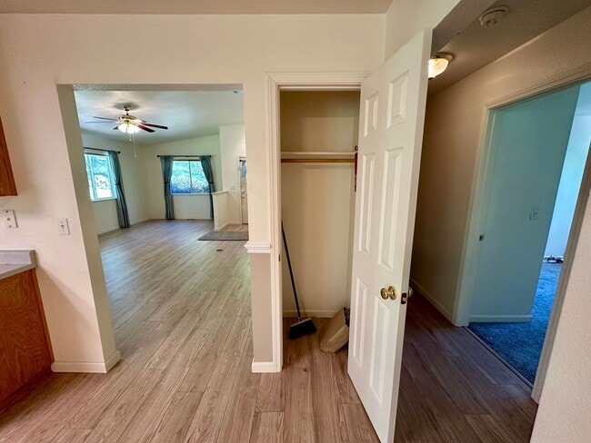 Building Photo - Adorable 3 Bedroom 2 Bathroom Home Just Minutes to Downtown Grass Valley