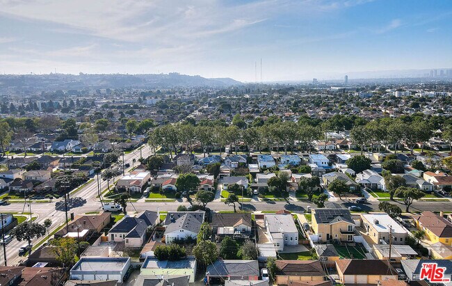 Building Photo - 3701 Coliseum St