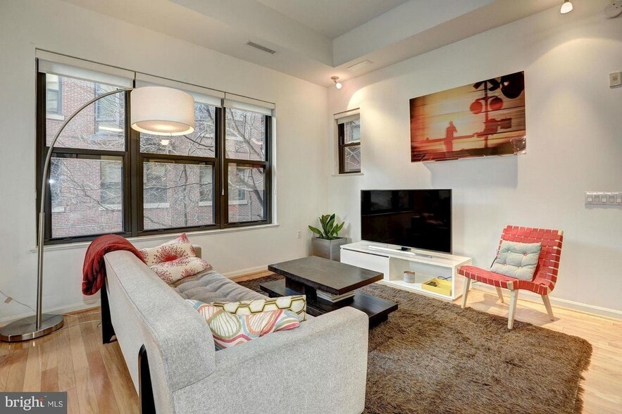 living room - 1390 Kenyon Street NW