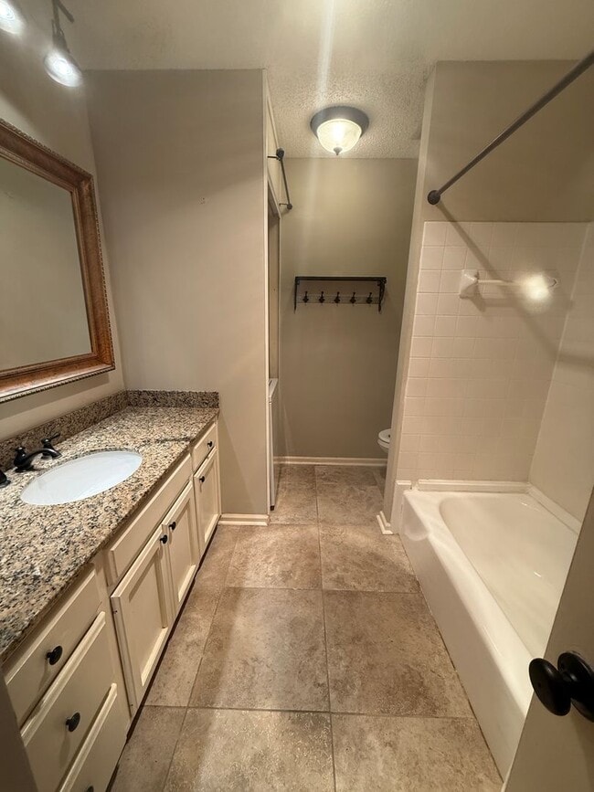 Building Photo - Beautiful 2 Bedroom Townhome off Jefferson