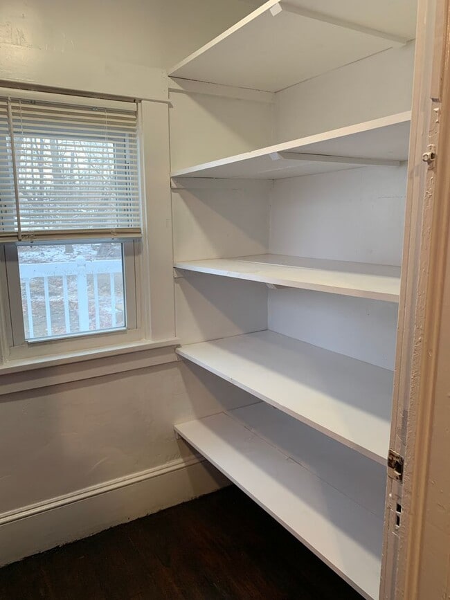 Building Photo - 3 Bedroom Single-Family Home