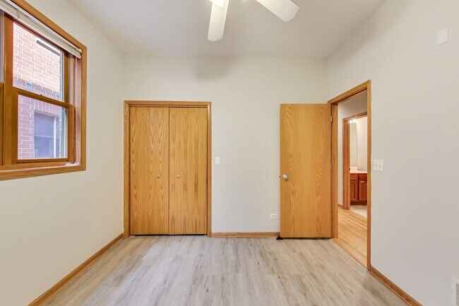 Building Photo - Stunning Wicker Park 3 Bed - Available August 1st