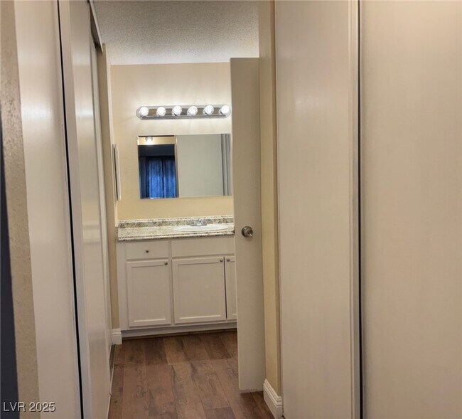 Building Photo - 750 S Royal Crest Cir