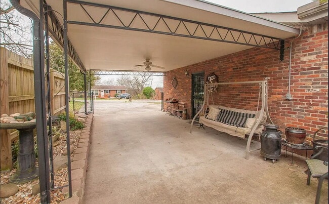 Building Photo - "Charming 2-Bed Home with Spacious 1700 Sq Ft Layout, FENCED yard!"