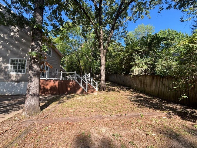 Building Photo - 1823 W Berry St
