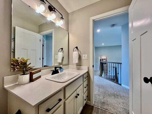 Building Photo - Fully Furnished Executive Miamisburg Home
