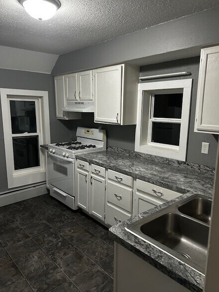 Building Photo - 902 6th Ave NE