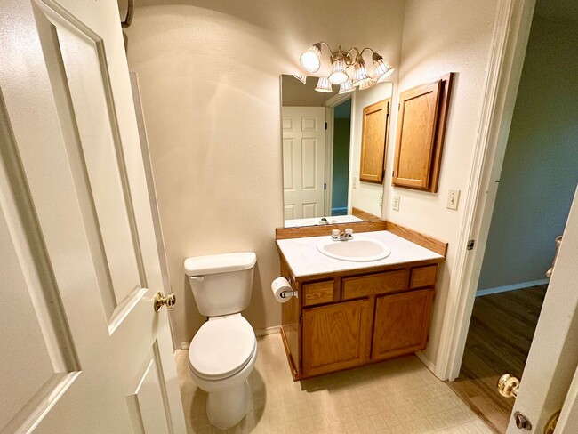 Building Photo - 2 Bedroom 1.5 Bath Townhome for Rent with ...