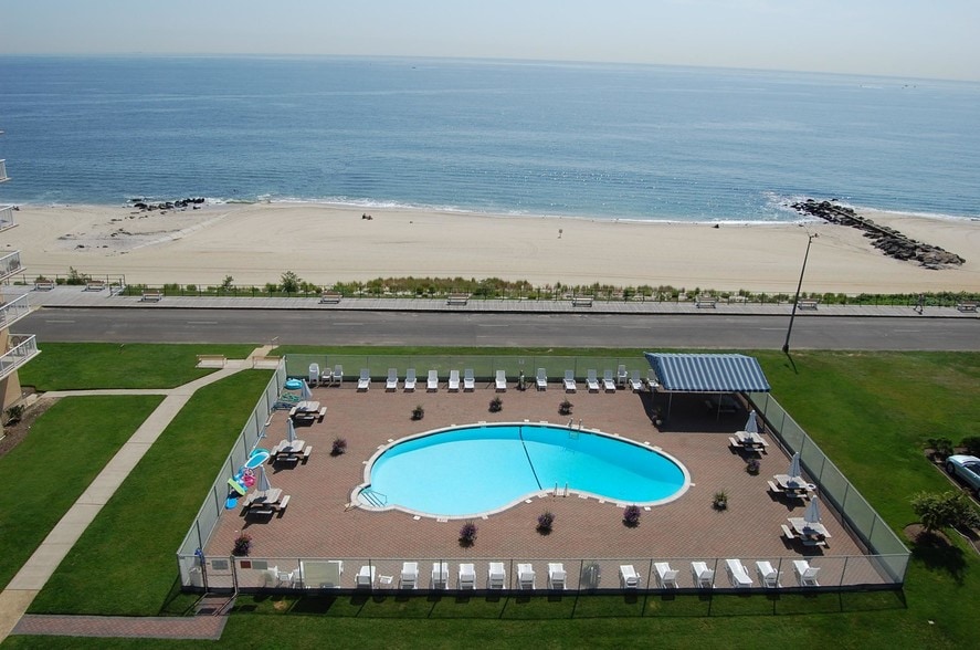 Oceanfront Pool - Sea Verge