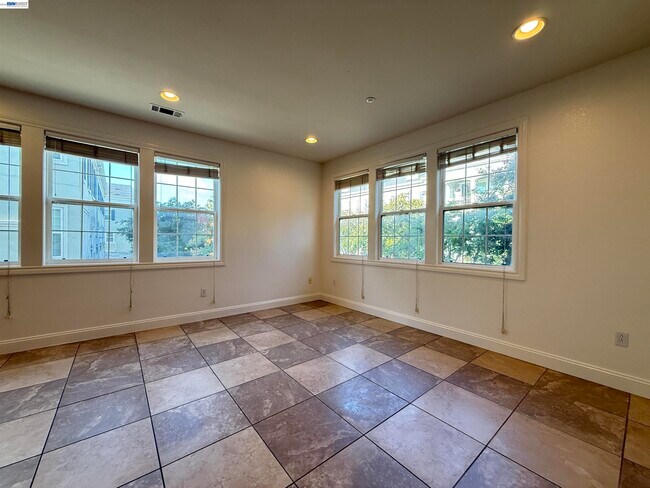 Building Photo - 3687 Whitworth Dr