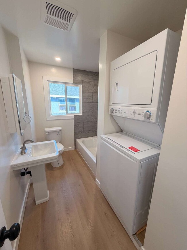 Building Photo - Fully Remodeled 1 Bed + 1 Bath Upstairs Unit + In-Unit Laundry + AC