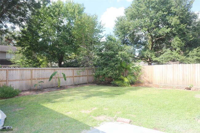 Building Photo - 2210 Shadowbriar Dr
