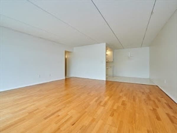 Building Photo - 56-56 Broadlawn Park
