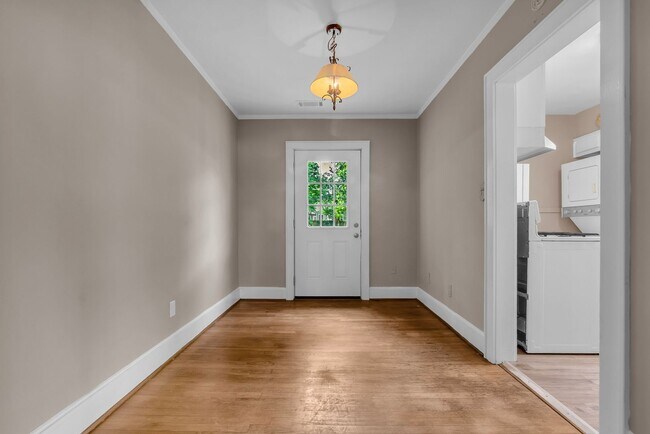 Building Photo - 2 bed 1 bath by the University of Memphis