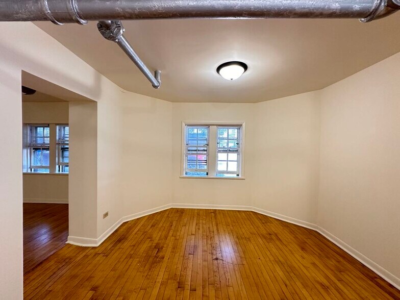 Building Photo - 2629 W Ainslie St