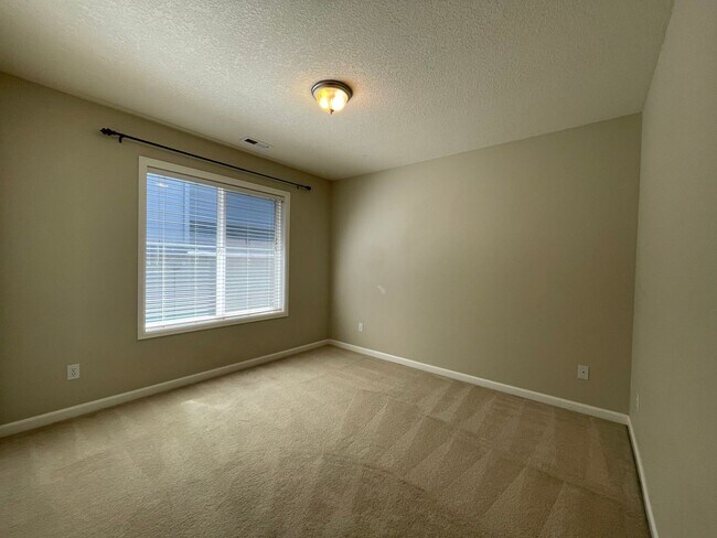 Building Photo - 5 Bed 2.5 Bath + a Den in Tigard/Bull Mountain - Solar Panels, Central A/C and More!