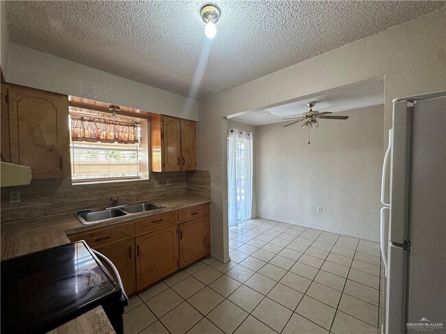 Building Photo - 1805 Cll De Amistad