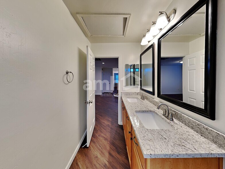 Building Photo - 119 S Beyerville Pl