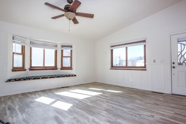 Building Photo - 3 Bedroom 2 bath in Diamond Valley