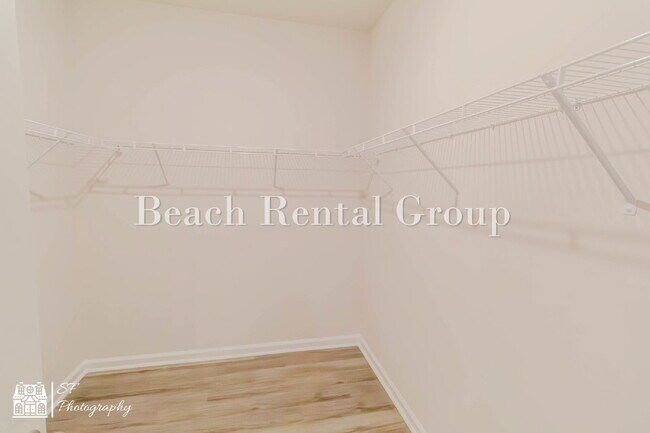 Building Photo - Modern Features, Classic Comfort!