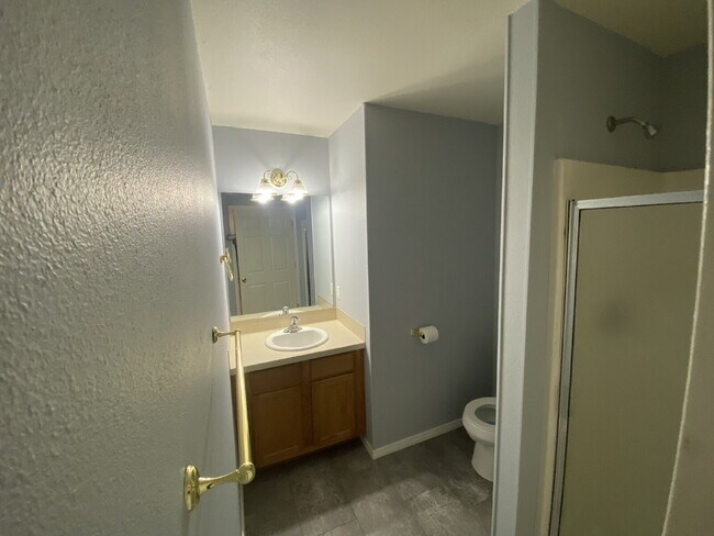 Building Photo - "Cozy 3-Bed Oasis with 2 Baths in Vibrant ...