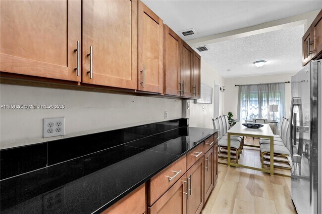 Building Photo - 927 SW 15th Ave