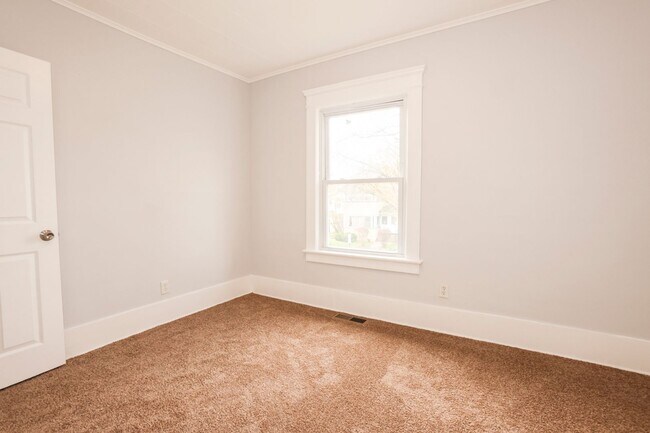 Building Photo - GREAT SINGLE FAMILY HOUSE . WAITING FOR YOU TO CALL HOME !!