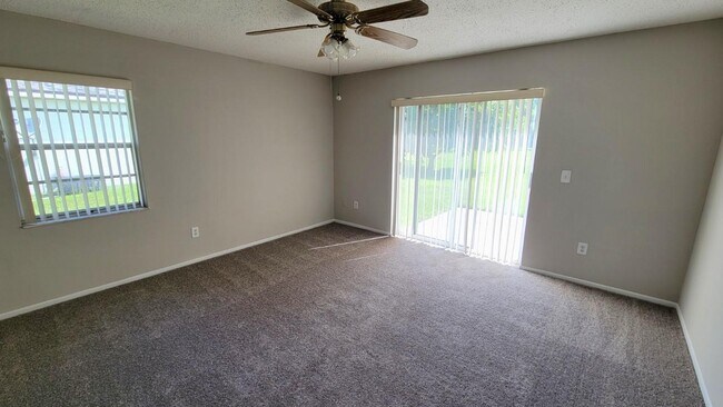 Building Photo - 985 Hickory Ct