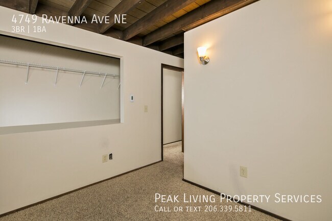 Building Photo - UW 3bed/1bth! FREE PARKING & LAUNDRY!