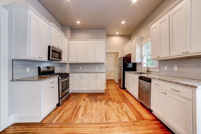 Building Photo - Remodeled Historic 3 Bedroom in The Heights!