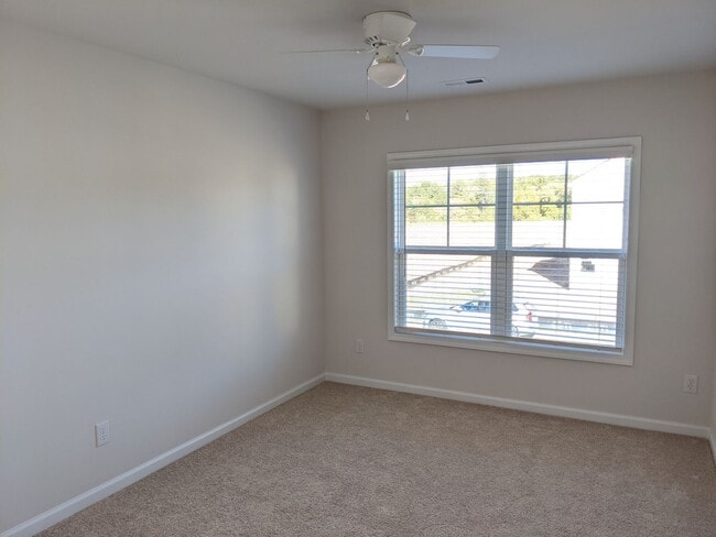 Building Photo - 3 Bedroom Townhome Sherrill's Ford