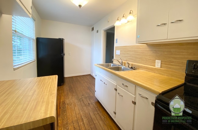 Building Photo - 100 Lewis Dr