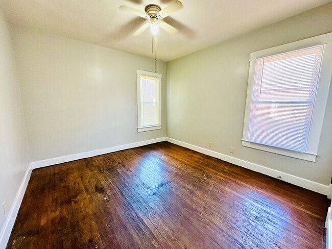 Building Photo - Updated Three Bedroom close to Churchill Downs-Section 8 accepted