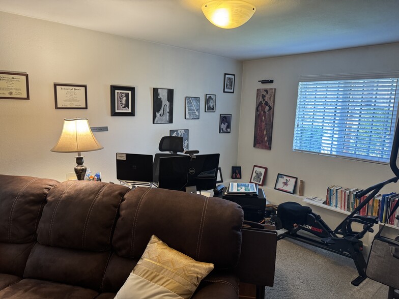 Office area - 932 22nd Ave S