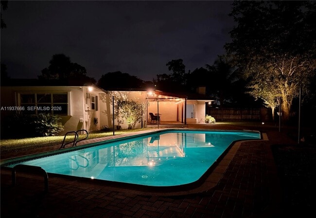 Building Photo - 812 Holly Ln