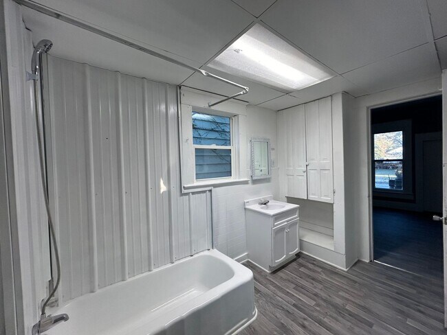 Building Photo - 323 Sherman St