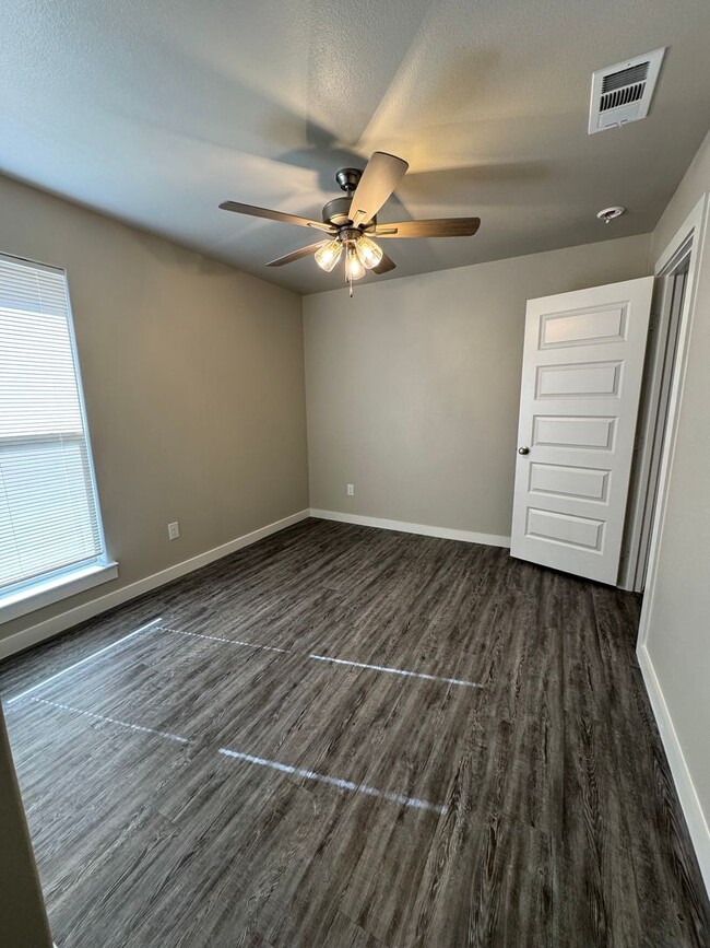 Building Photo - 4 Bedroom in Harvest