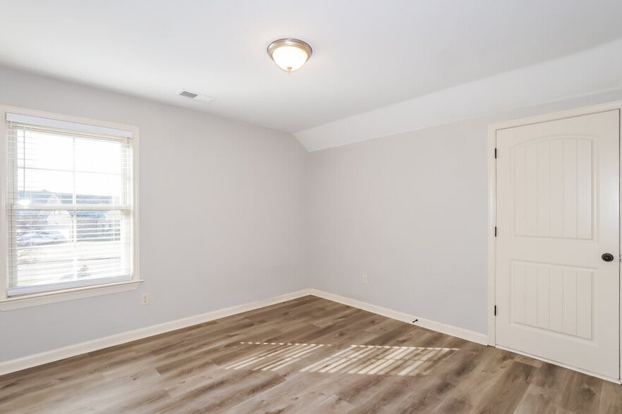 Building Photo - 5823 Bedford Pl