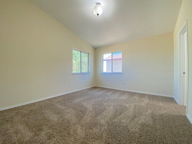 Building Photo - 4bed/2bath plus Bonus Loft!